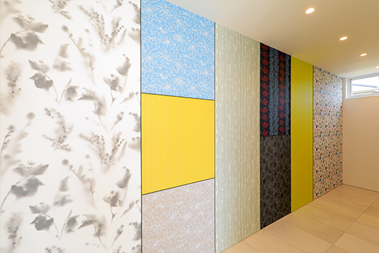 店内ではお部屋にフィットする商品を貼れます