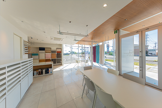 広々とした店内にはカーテンの実物見本が豊富にあります